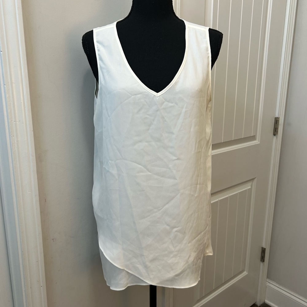 Chelsea & Theodore Cream V-Neck Sleeveless‎ Blouse Women's Medium
